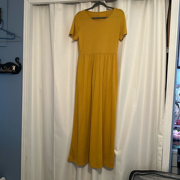 SOLD **Mint Condition sz Med long flowy mustard yellow dress w pockets! - Picture 1 of 3